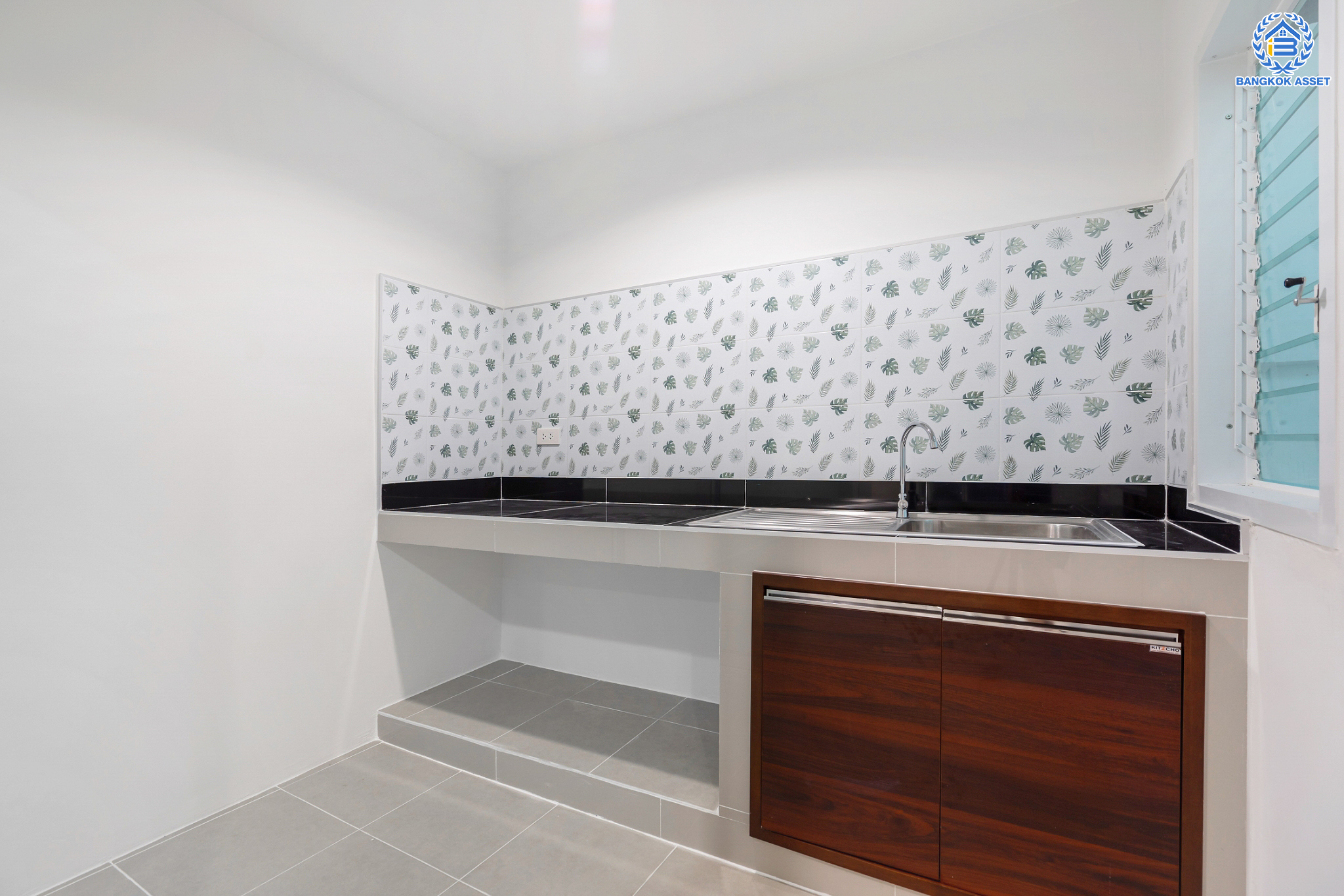 บ้านมือสองตกแต่งใหม่ ม.ศรีบัณฑิต5 บางกรวย ทาวน์เฮ้าส์ 3 ชั้นหลังใหญ่ เนื้อที่ 18 ตร.ว. ทำเลโซนเมือง ฟังก์ชัน 4 ห้องนอน 3 ห้องน้ำ 1 ที่จอดรถ ตอบโจทย์ทุกการเข้าอยู่ พร้อมรองรับครอบครัวขยาย อยู่บนทำเลเชื่อมต่อหลายเส้นทาง ใกล้จุดขึ้นทางด่วน "ศรีรัช" และรถไฟฟ้าสายสีน้ำเงิน "สถานีบางอ้อ"